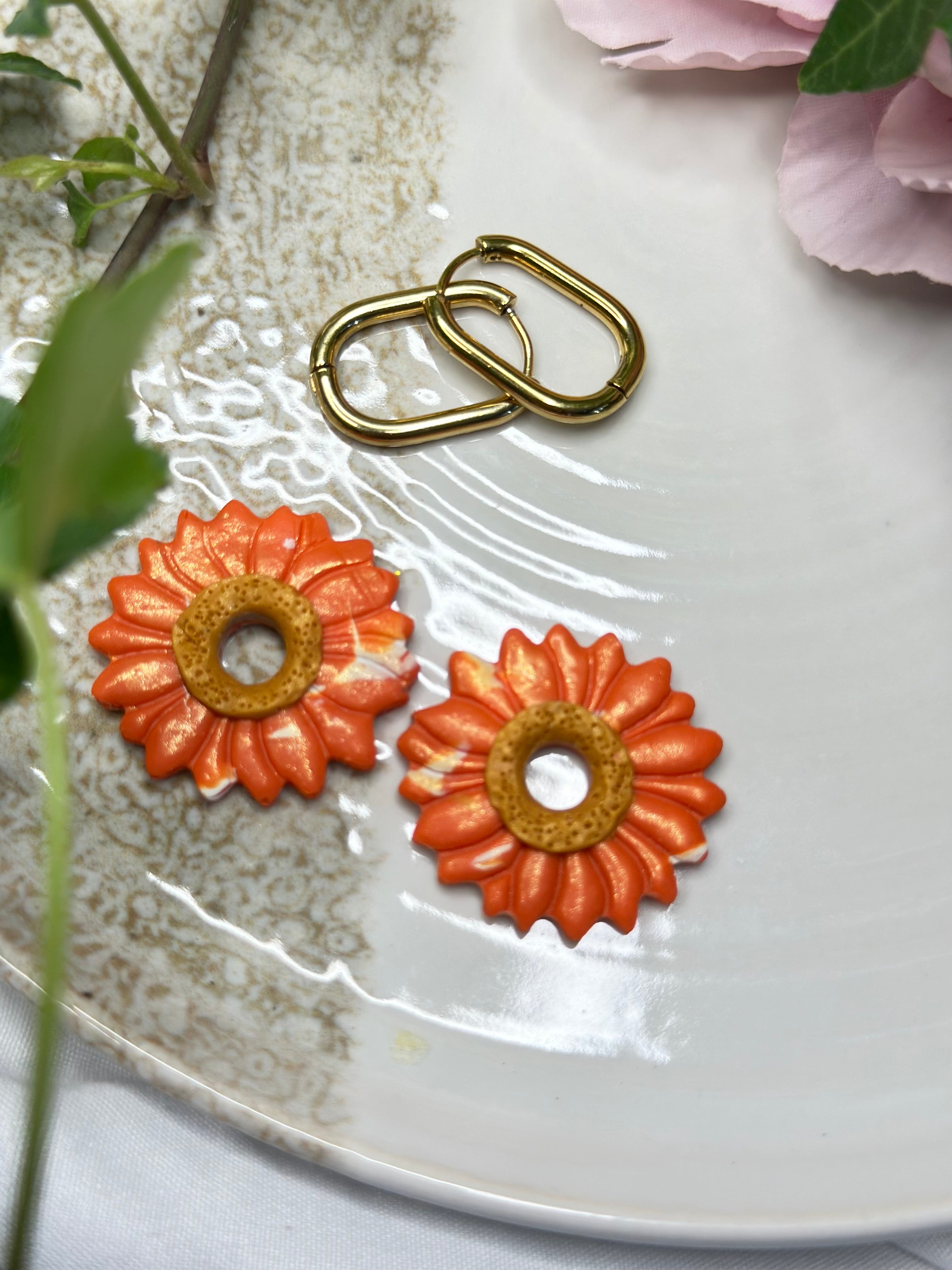 Les Aurora — Boucles d’oreilles fleur en argile polymère