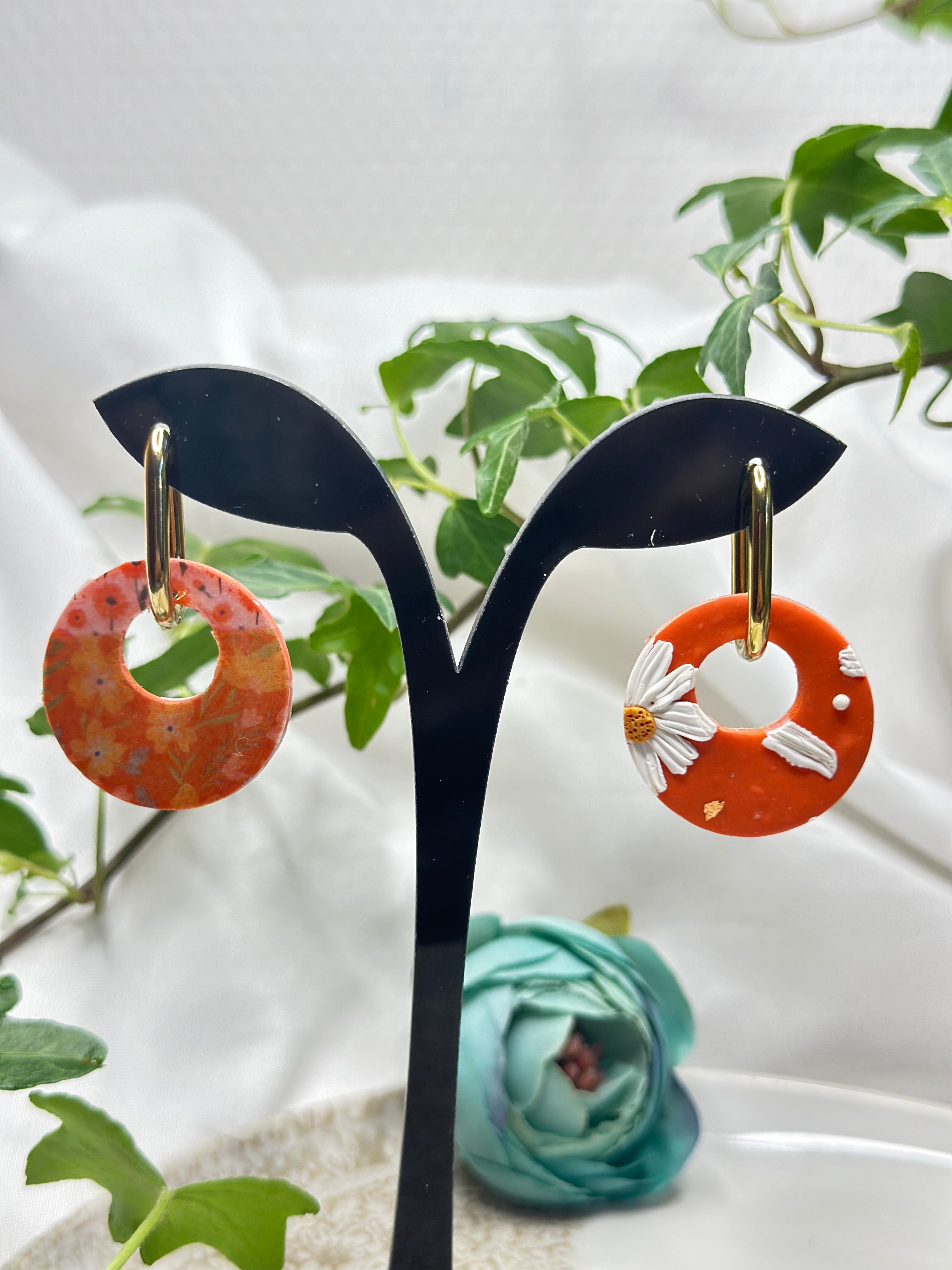 Les Aurora — Boucles d’oreilles fleur en argile polymère