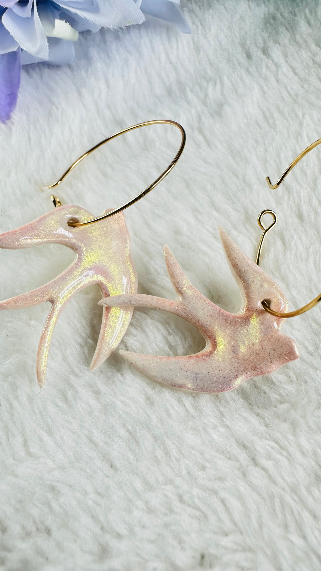 Boucles d’oreilles hirondelles nacrées – Pâte polymère vernie résine  « 🕊️Malo »