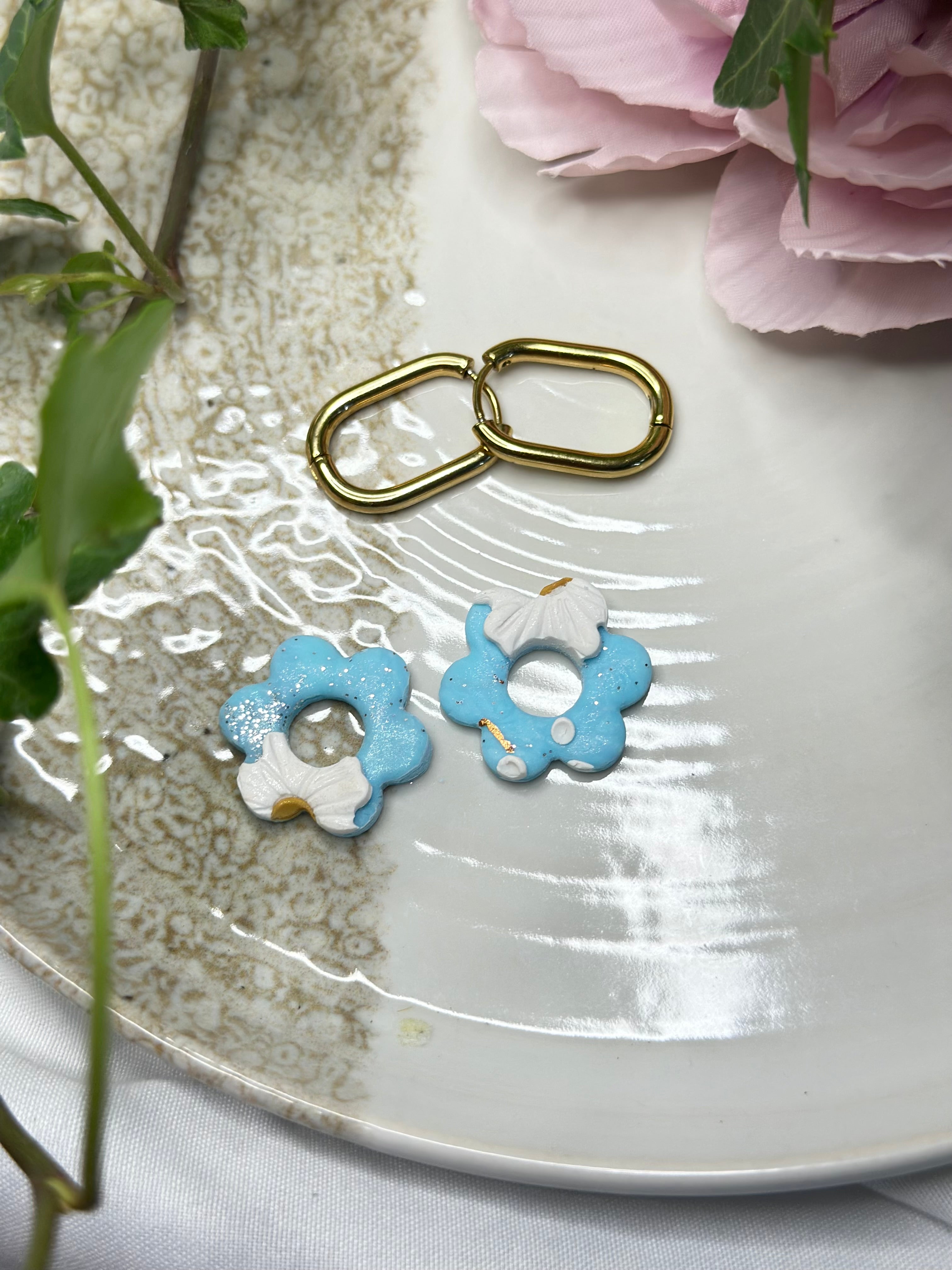 Les Azurée — Boucles d’oreilles fleur en argile polymère