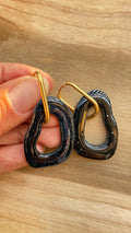 PAMPILLES Izïa noir pailleté – anneau organique fait main
–BOUCLES D’OREILLES INTERCHANGEABLES