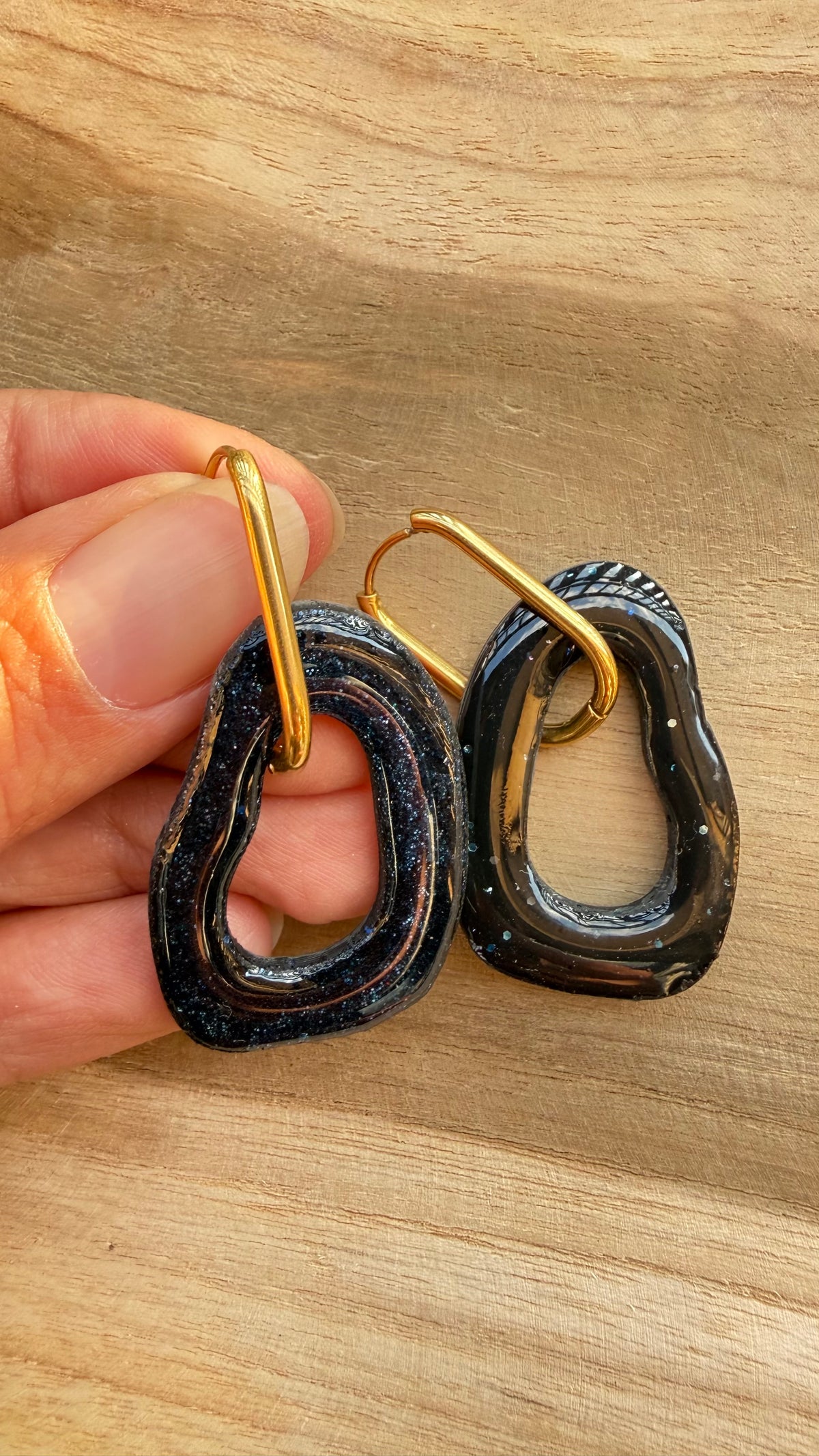 PAMPILLES Izïa noir pailleté – anneau organique fait main
–BOUCLES D’OREILLES INTERCHANGEABLES