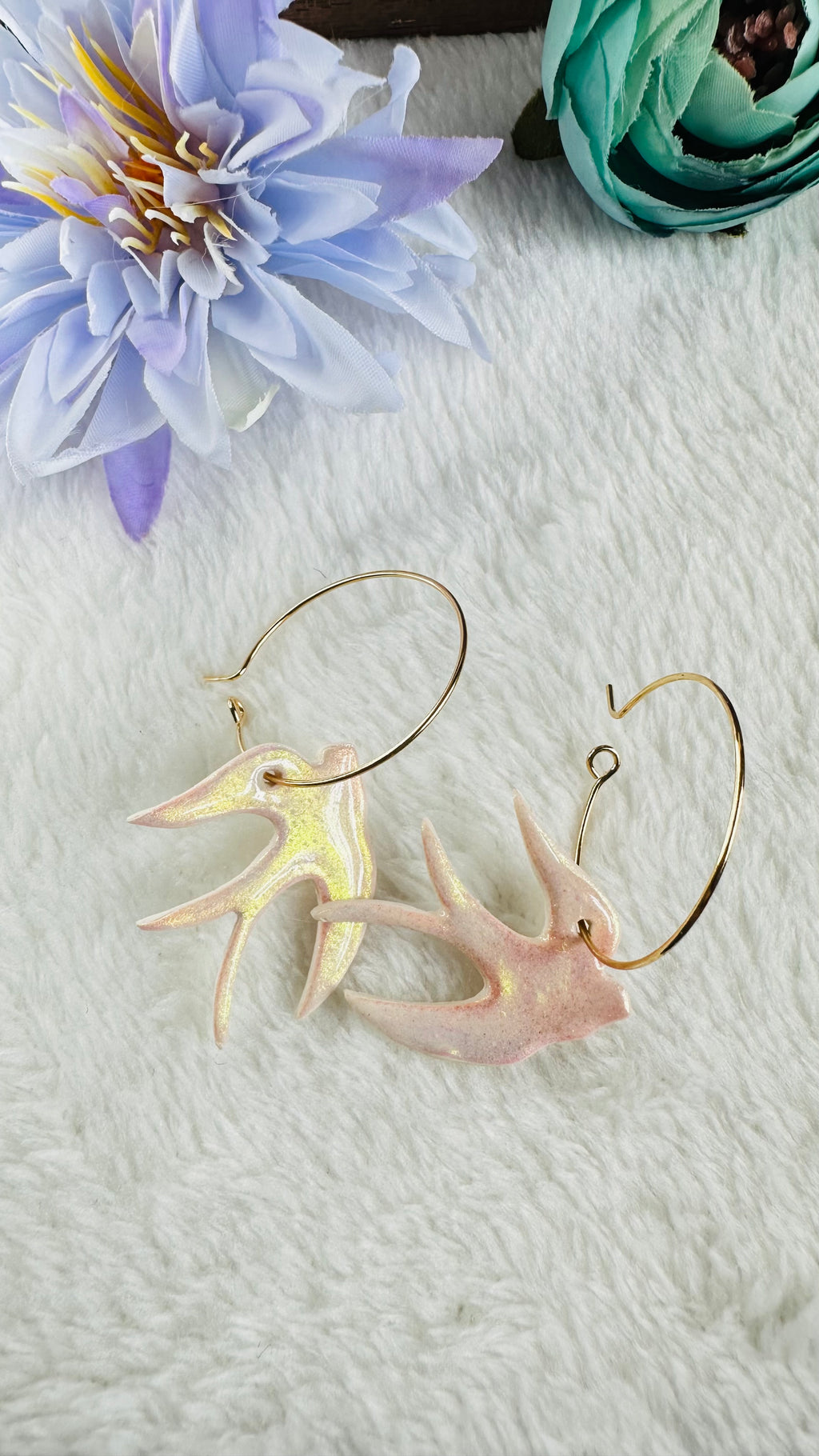 Boucles d’oreilles hirondelles nacrées – Pâte polymère vernie résine  « 🕊️Malo »