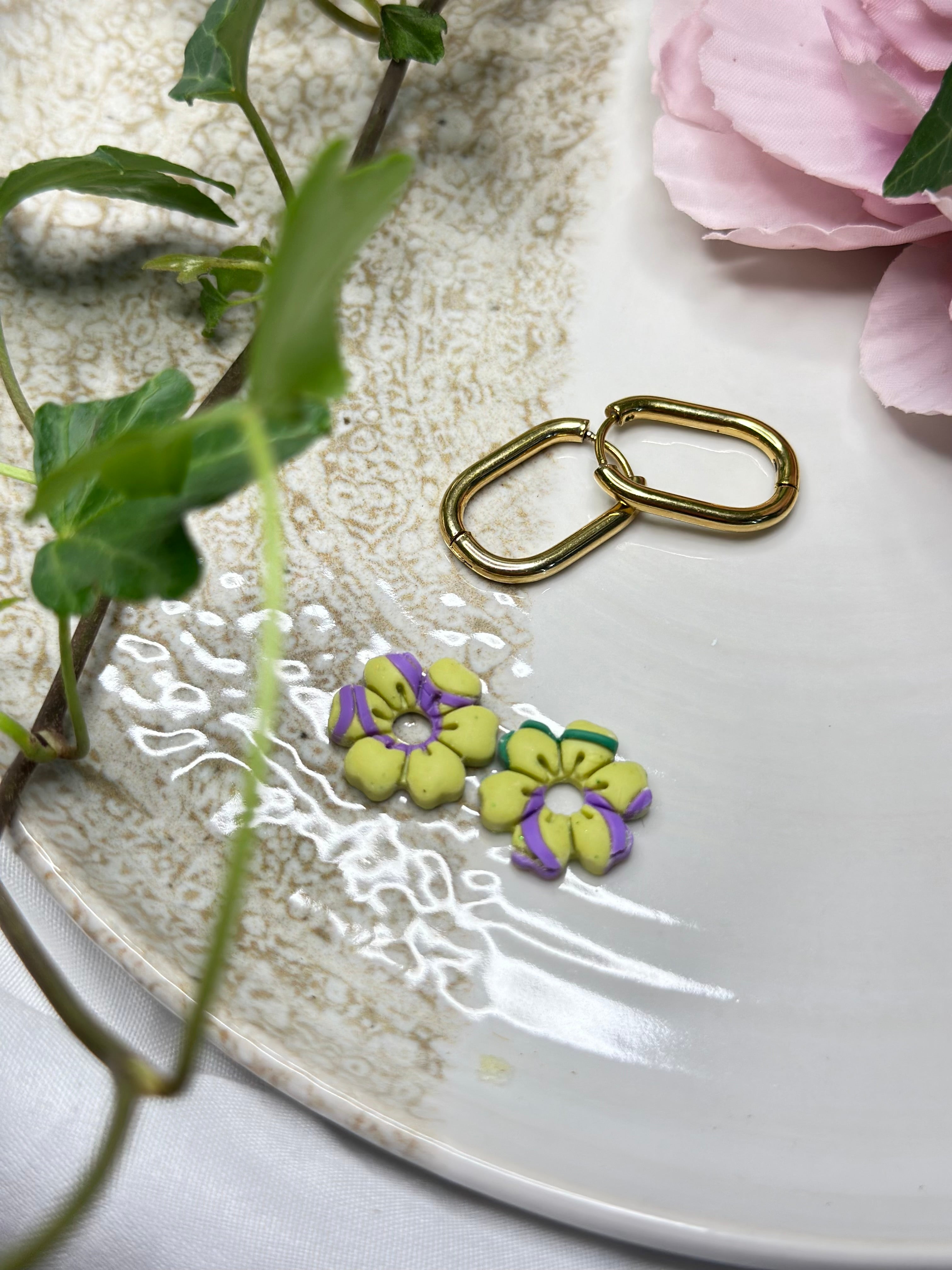 Les Chartra — Boucles d’oreilles fleur en argile polymère