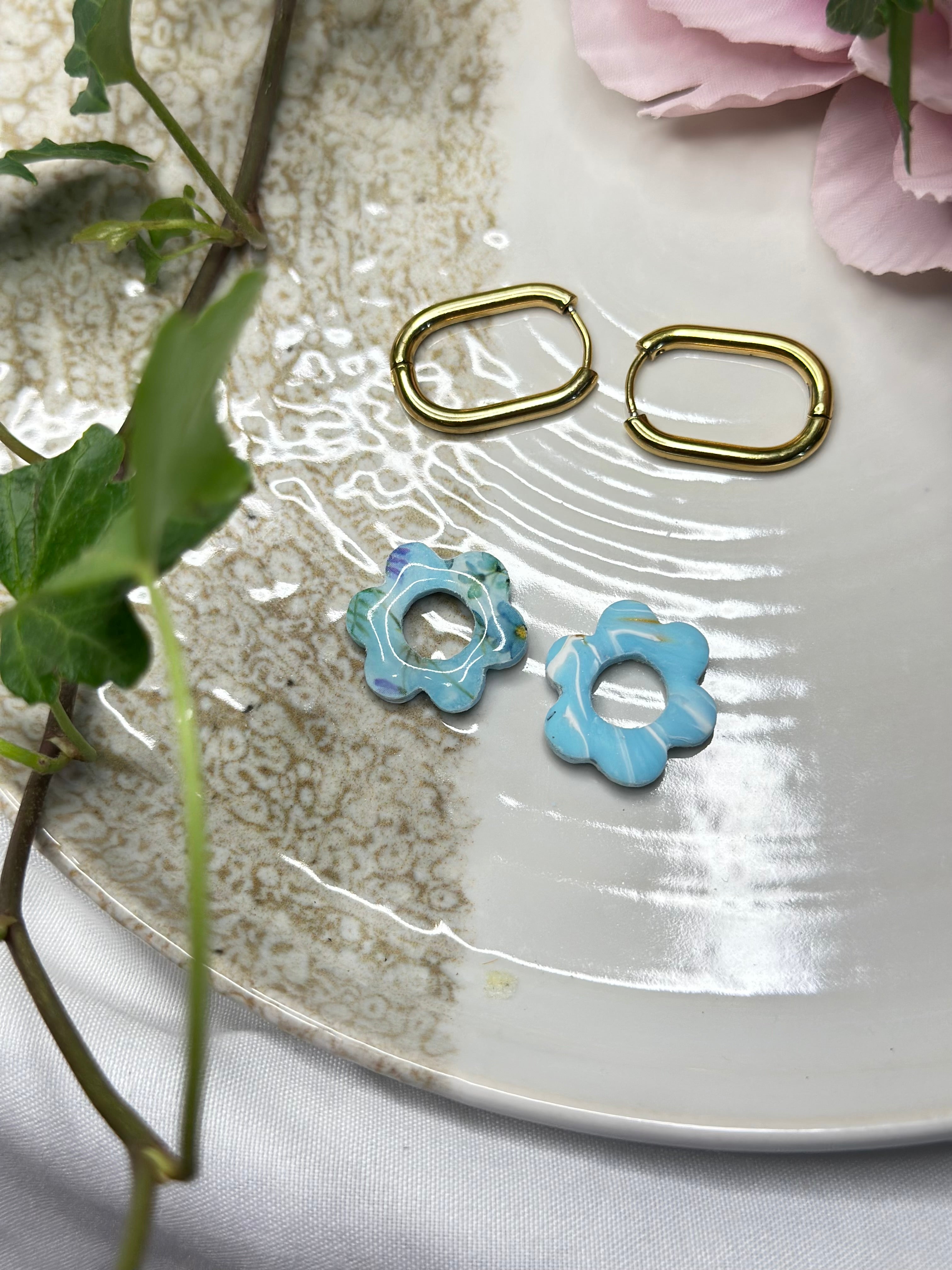 Les Azurée — Boucles d’oreilles fleur en argile polymère