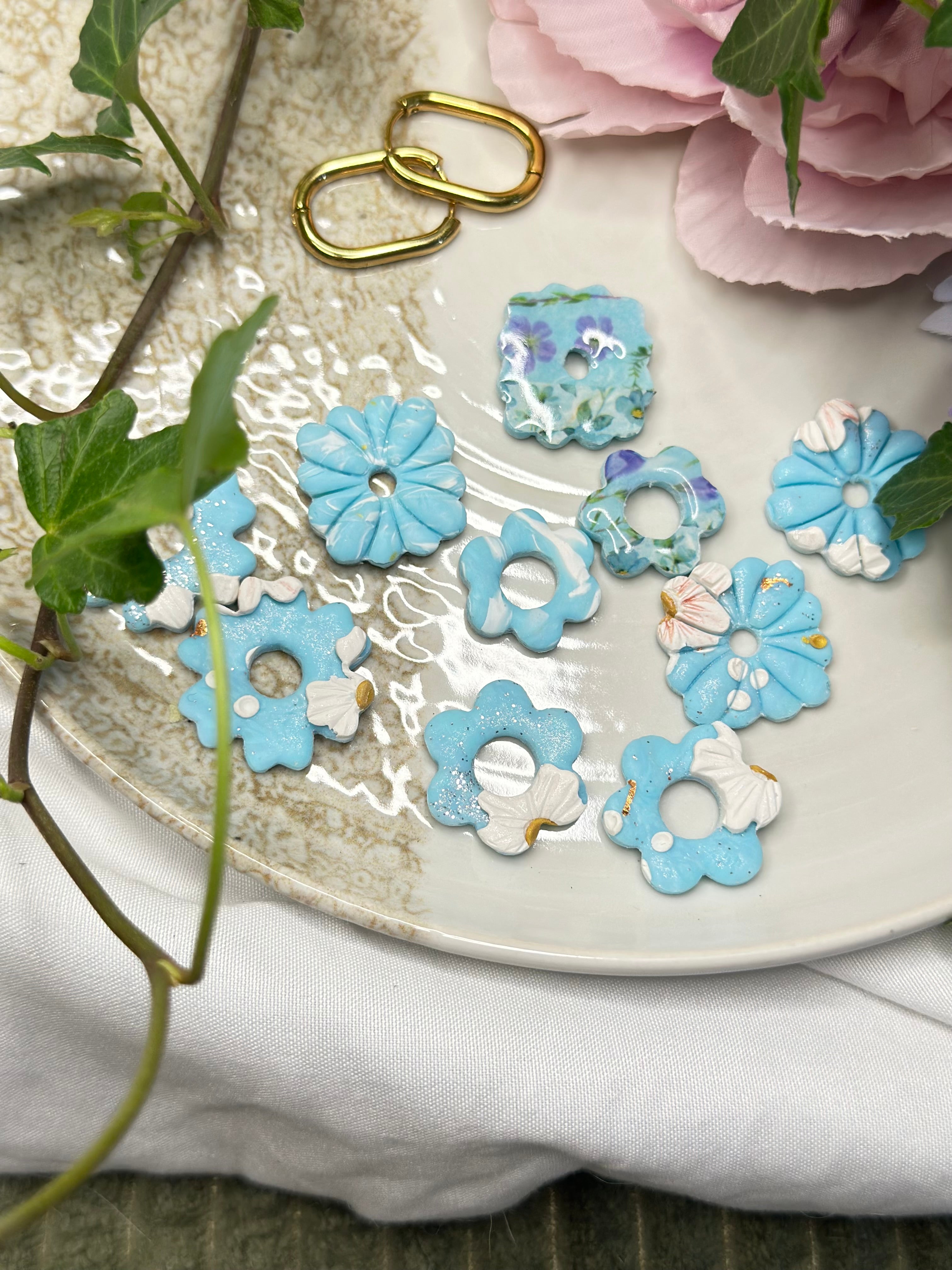 Les Azurée — Boucles d’oreilles fleur en argile polymère