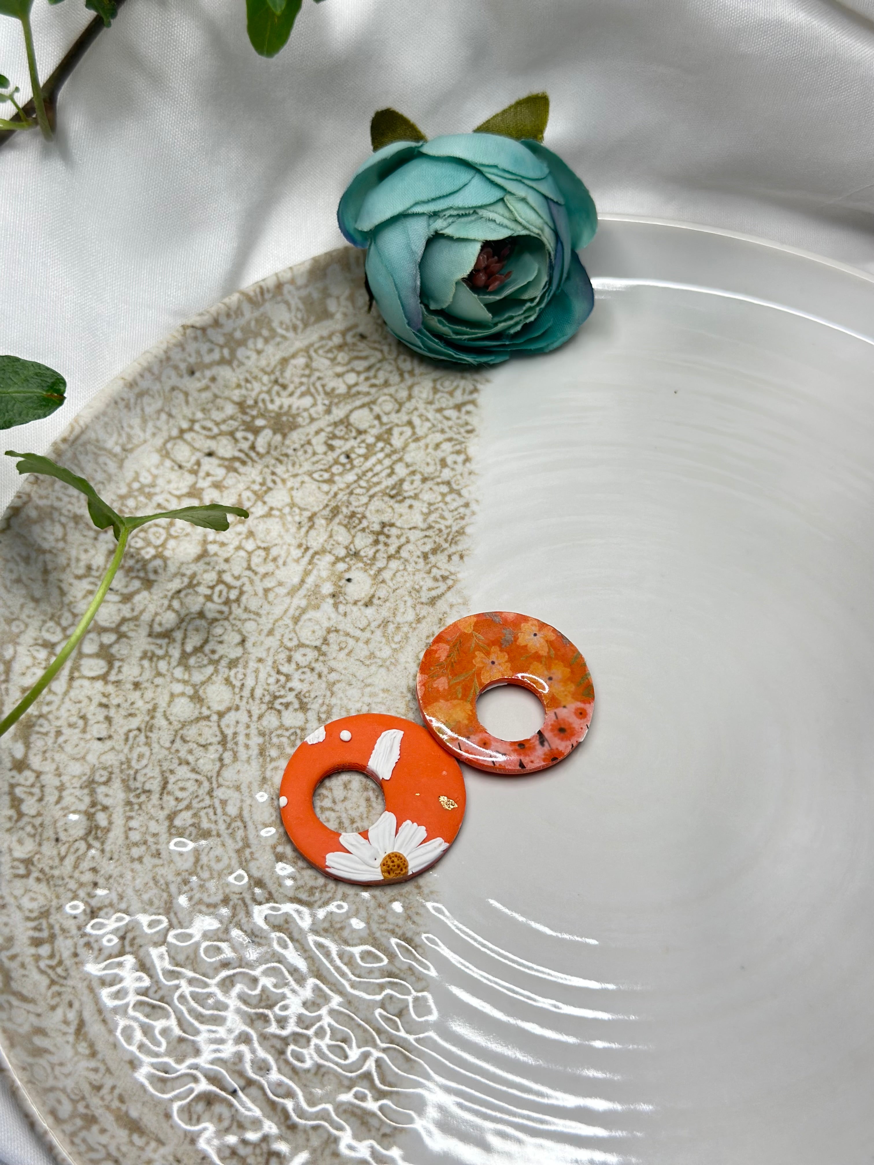 Les Aurora — Boucles d’oreilles fleur en argile polymère