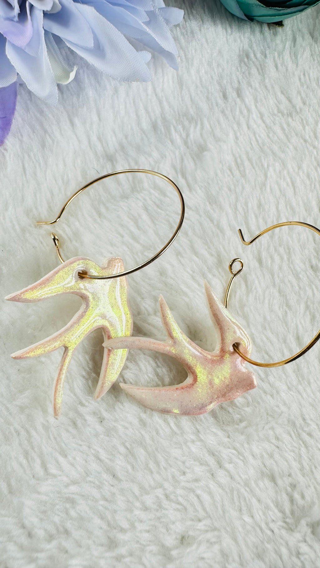 Boucles d’oreilles hirondelles nacrées – Pâte polymère vernie résine  « 🕊️Malo »