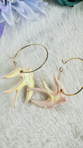Boucles d’oreilles hirondelles nacrées – Pâte polymère vernie résine  « 🕊️Malo »