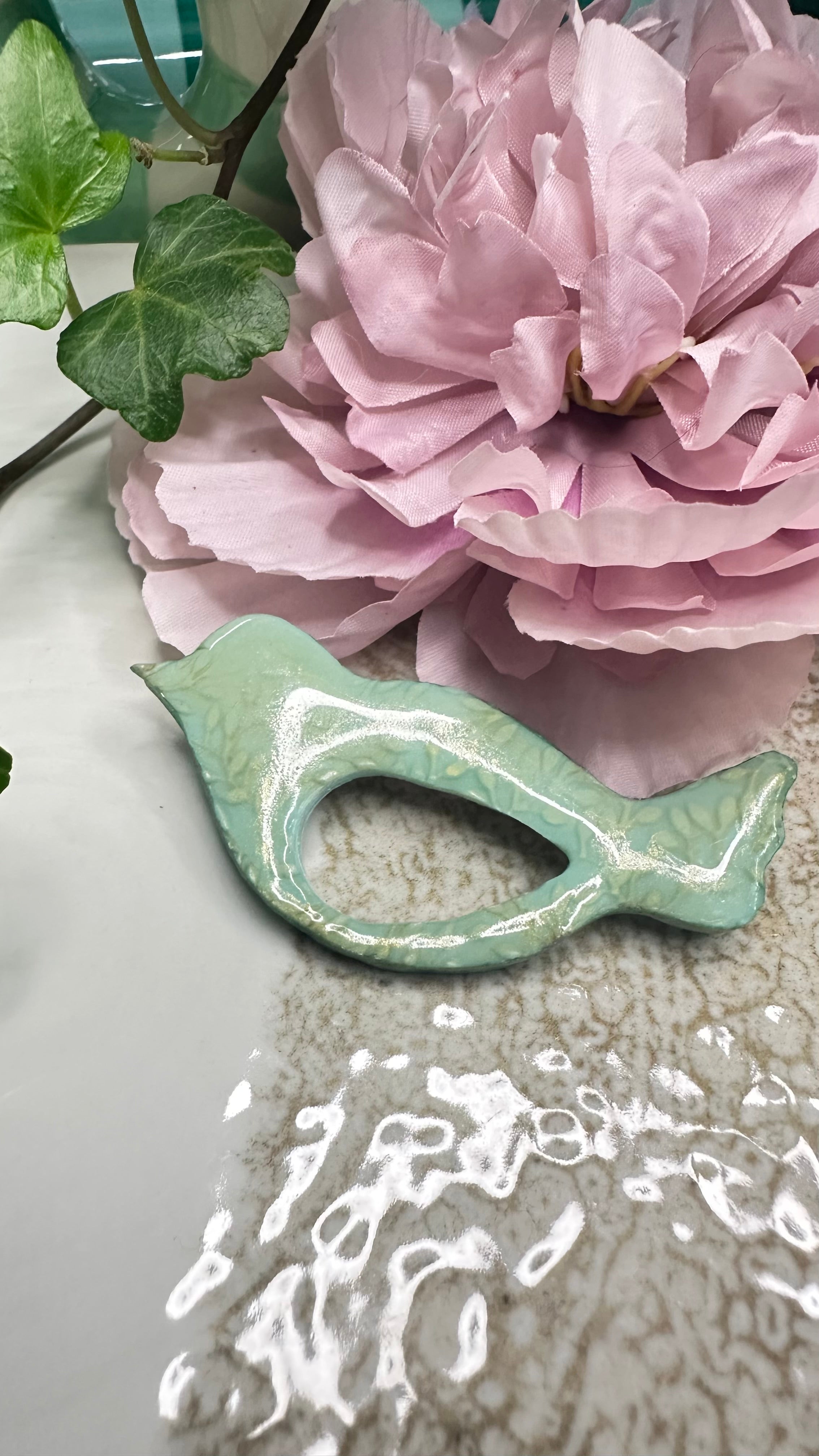 ✨ Les Fidèles – Broche attache-lunettes fait main( oiseau 🐦 turquoise)